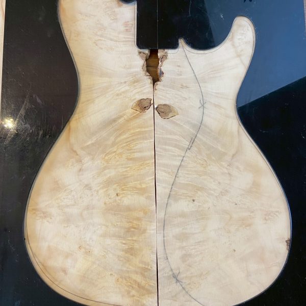 「フルムーンメイプル」と呼称されるメイプル材。木の色味が非常に白く、青系の発色が非常に映える材をセレクト。