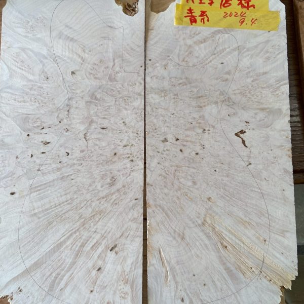 「バールメイプルプレミアム」と名付けられた木材。いわゆるバール(瘤)だけでなく、放射状に広がる木材をセレクト。ミーティングの結果「宇宙」をコンセプトに製作しよう、となりました。