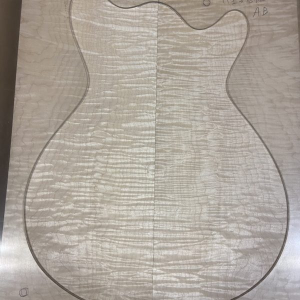 選定した木材。5Aのエキゾチックメイプル、とも呼べるでしょうか。均等なフレイムとはまた違う表情がとても美しく出ています。