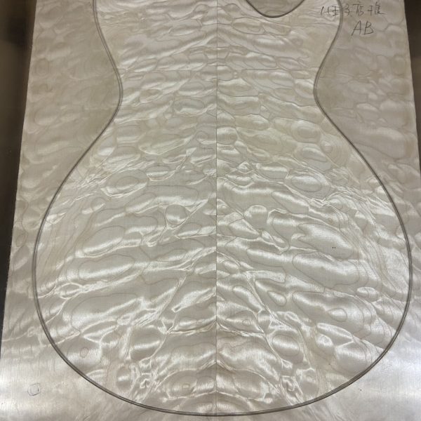 ワイルドでダイナミック、という言葉が最も合っていますでしょうか。杢目の表情が濃い木をセレクトいたしました。