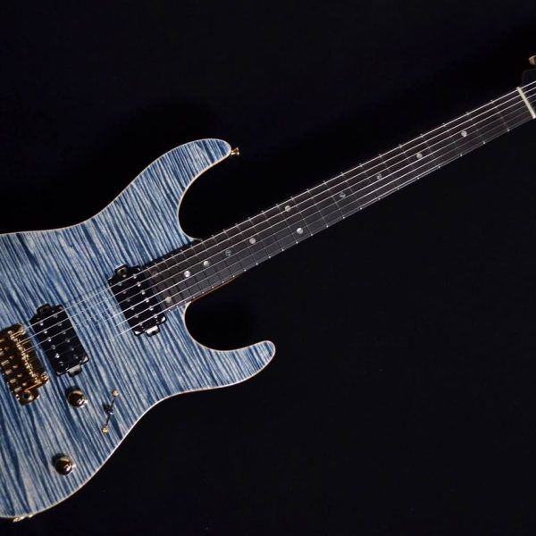 5Aカスタムオーダーやイベントなどの特別なタイミングでしか使用できない「5Aを超えたマスターグレード」を使用。美しく広がる杢目はまさにフレイムメイプル。