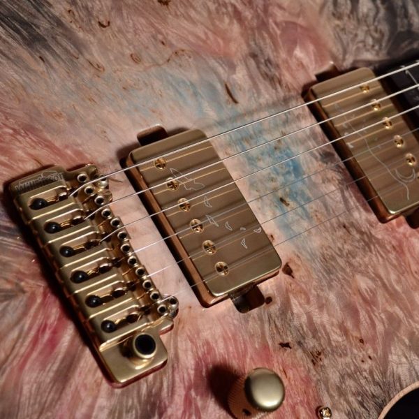 指板とピックアップには、Sugiの象徴でもあり古来より幸運の象徴とされるコウモリをあしらいました、コウモリが壮大な宇宙を自由に飛び回る ― そんなイメージをコンセプトにオーダーしました。