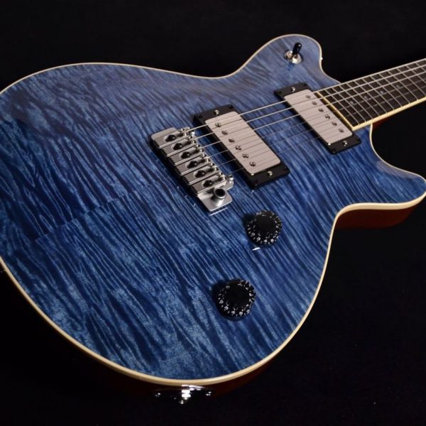 Arcならではの厚みのあるメイプル材。立体感と美しさを生むとともに、適度なコンプ感と濃密なサウンドはまさに絶品です。