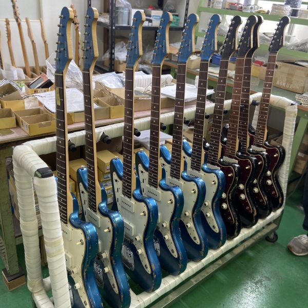 出荷される直前ギターたち。どこか魂を感じます。