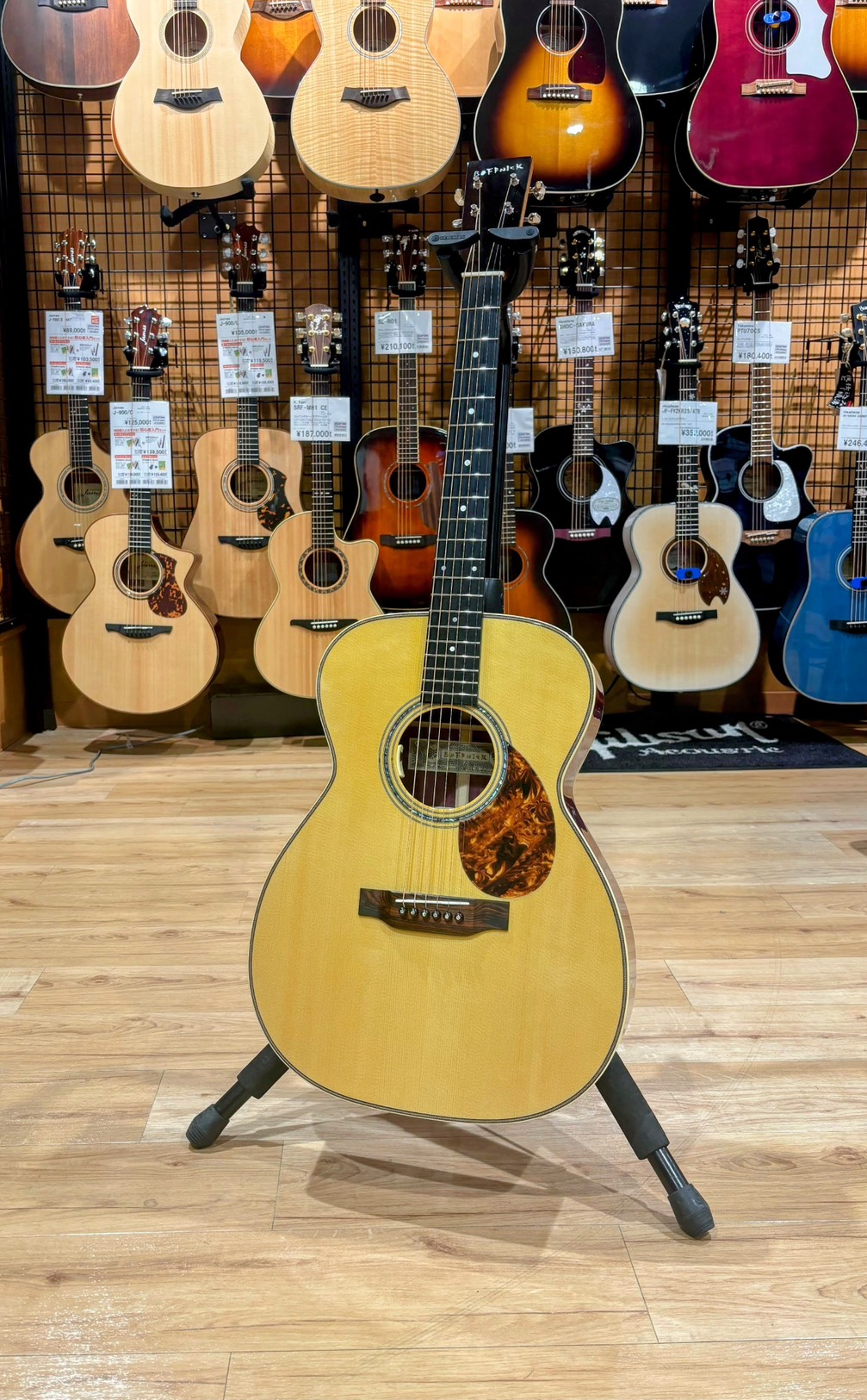 ■ ビルダー 合瀬潤一郎氏が放つ「Beffnick（ベフニック）」佐賀県に工房を構える合瀬潤一郎氏が、材の選定から最終調整までを一人で行う「Beffnick」。年間製作本数が極めて少なく、店頭に並ぶ機会が非常に限られているハンドメイドギターです。演奏者ひとりひとりの希望に合わせたとっておきの1本を製 [&hellip;]