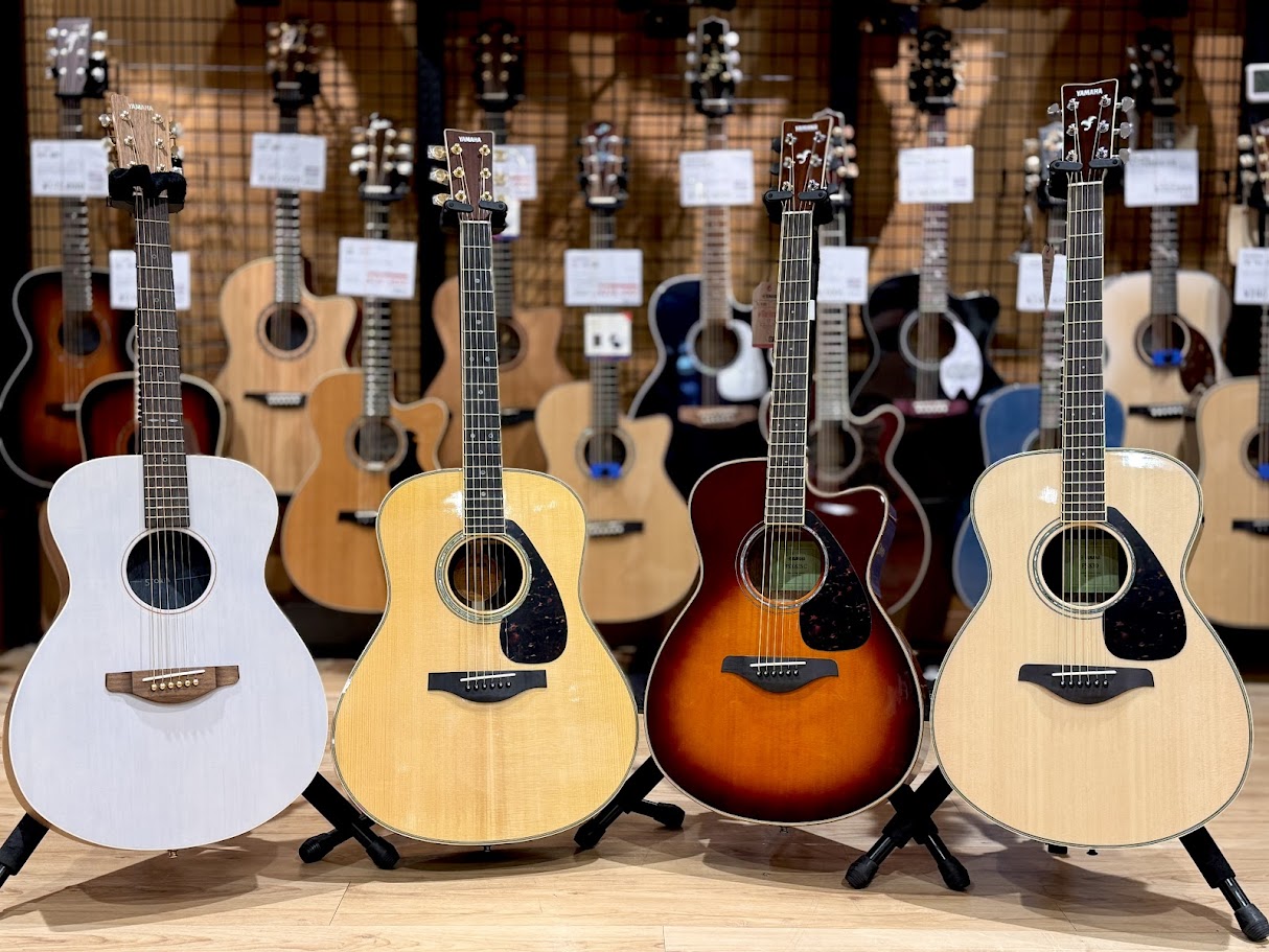 当店では、これからアコースティックギターを始めたいという方から、久しぶりに弾いてみたいという経験者の方まで、幅広いお客様に大人気のYAMAHA（ヤマハ）アコースティックギターを多数展示しております！ 「色々な種類があってどれを選べばいいかわからない…💦」そんな方のために、当店で取り扱っているヤマハア [&hellip;]