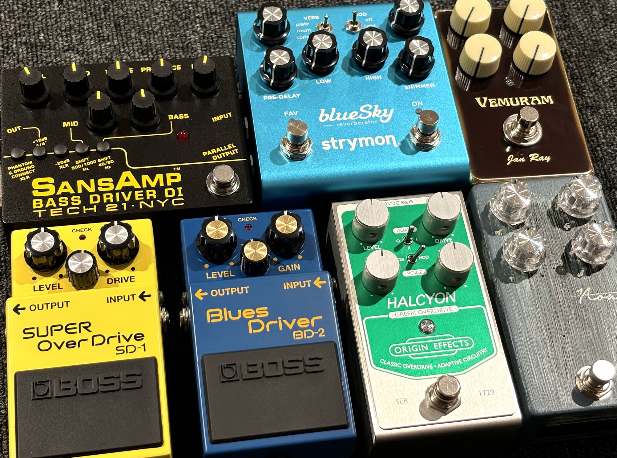 当店では、初めてエフェクターに触れる初心者の方から、ご自身のサウンドを追求する経験者の方まで、ギタリスト・ベーシストにご案内したい多彩なラインナップをご用意しております。 店頭にあるエフェクターはすべてご自身の楽器、あるいはお店の楽器でお試しいただけます。理想のサウンド探しは、ぜひ八王子オクトーレ店 [&hellip;]