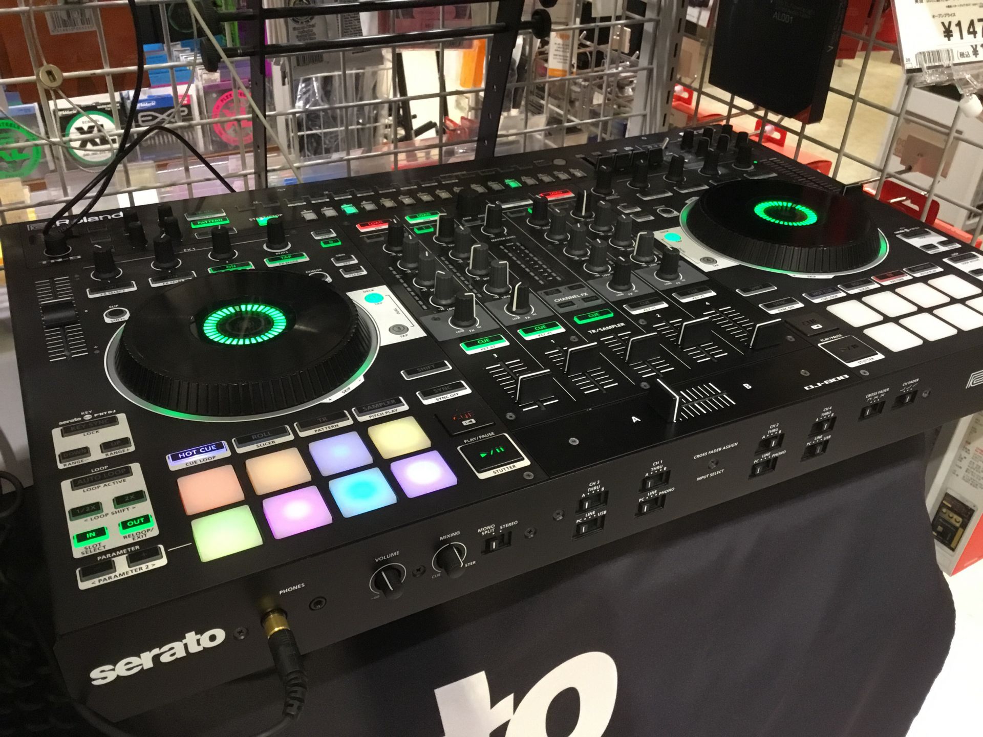 *serato DJとRolandハードウェアとの完全なる同期演奏を実現DJに新たなパフォーマンスを提供するコントローラー DJ-808は、DJプレイの世界的定番となっているソフトウェア「serato DJ」をフィジカルに操作可能な専用コントローラー。Mac/PC上のserato DJをダイナミック […]