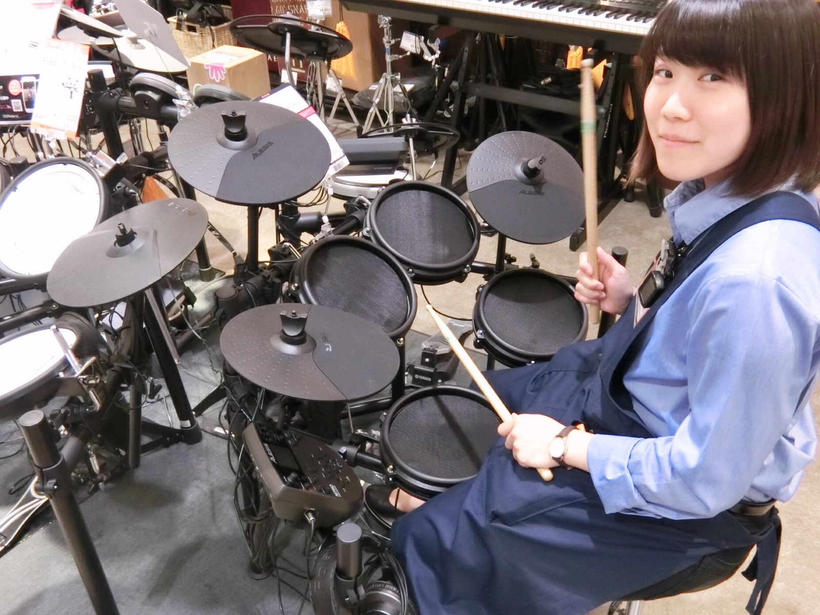 こんにちは！博多店ドラム担当の岩橋です。 今回は6月28日に発売したばかりの、ALESIS NITRO MESH KITについて紹介させていただきます！ *全ての打面にメッシュヘッドを採用！よりリアルな演奏性を実現した電子ドラム「NITRO MESH KIT」発売！ ALESISの人気電子ドラム「N […]