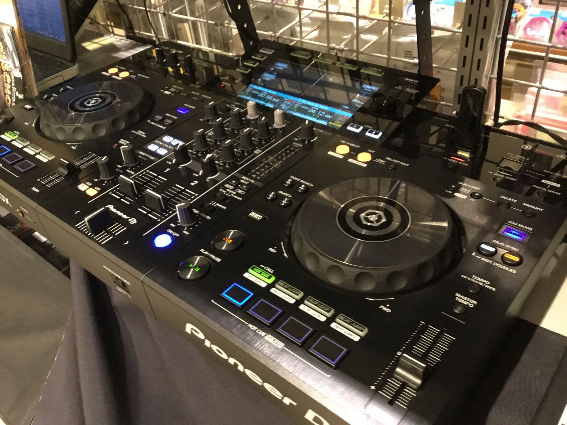 *Pioneer DJ ( パイオニア DJ)から2chオールインワンDJシステム 「XDJ-RR」発売！！ 「XDJ-RR」は、多くのDJから支持されている「CDJ-2000NXS2」や「DJM-900NXS2」をマスターできる最適な2chオールインワンDJシステムです。 世界中のクラブで使われて […]