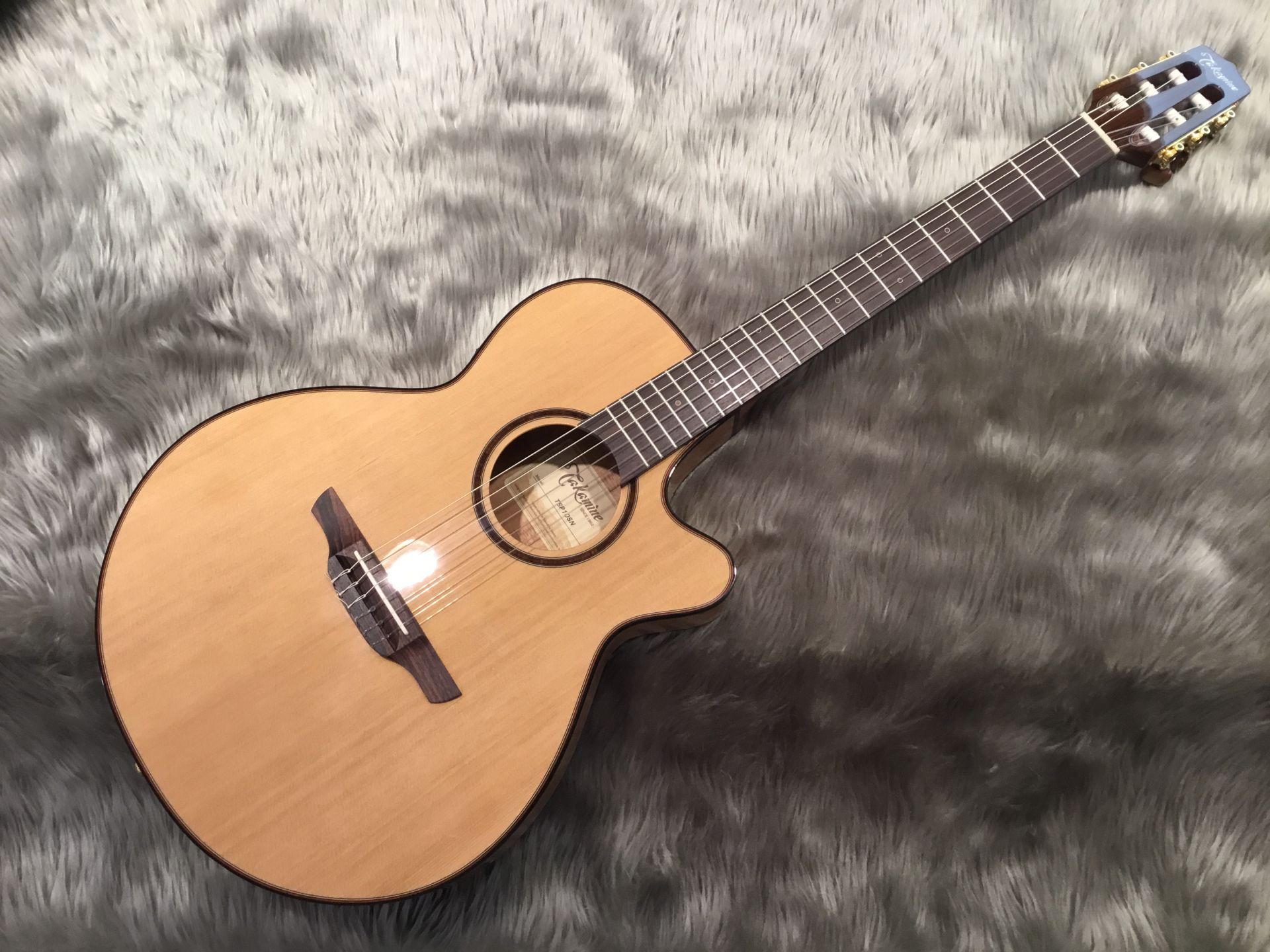 *Takamine×島村楽器の九州限定コラボモデルが誕生しました！！ 2018年の楽器ショーにおいて高峰ブースで話題になった シンラインシリーズのTPS148NCをもとに島村楽器九州限定モデルとして製作された一本！ 手が小さい人にも弾き易いボディー・ネック設計。ナット幅を通常の47mm→42mmに変 […]