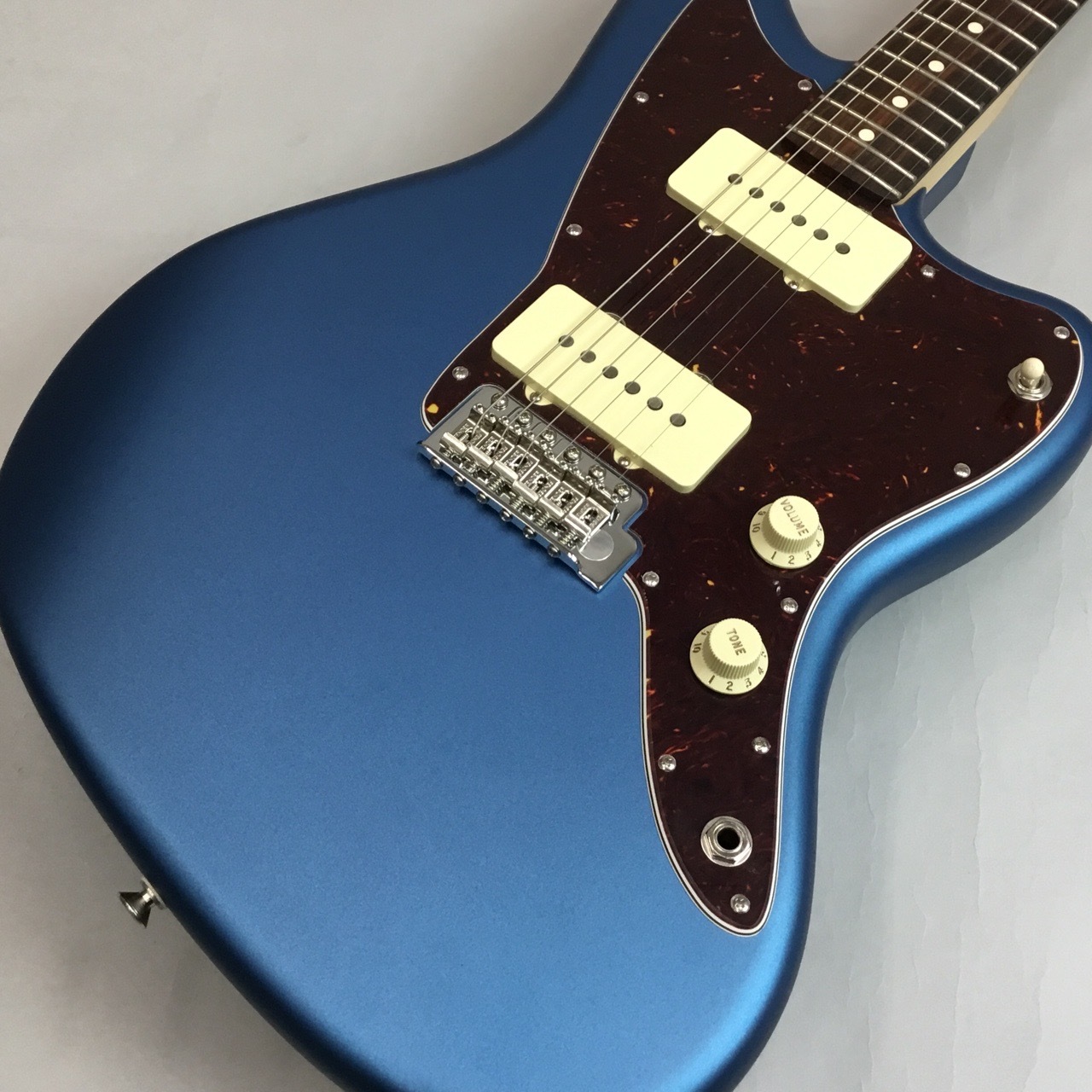 【商品紹介】Fender (フェンダー)American Performer Jazzmaster Rosewood Fingerboard Satin Lake Placid Blue