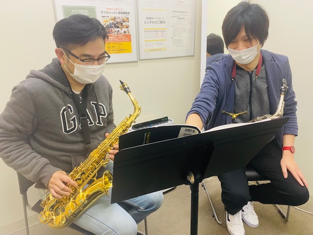 Q1.楽器を始めたきっかけは何ですか？ 中学生の頃にバンドしてみたい！と思いギターを買いました。そこから楽器が楽しくなり、吹奏楽部に入ってサックスを吹くことになりました。 Q2.好きな音楽、アーティストは何ですか？ Dave Koz. phillip doc martin. などのsmooth ja […]