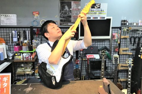 スタッフ写真 ギターリペアマン 尾仲