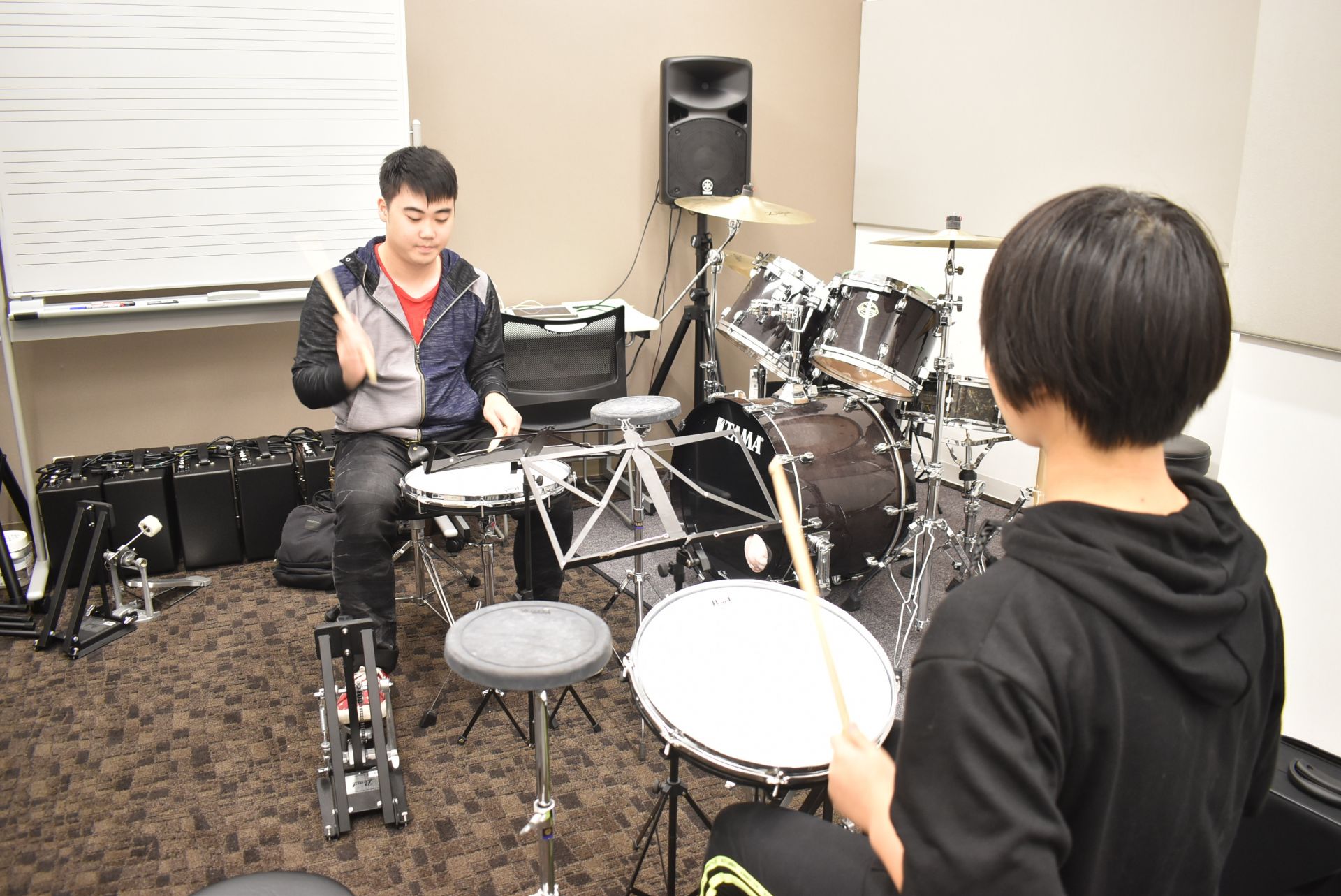 Q1.楽器を始めたきっかけは何ですか？ 太鼓の達人がきっかけです。 Q2.好きな音楽、アーティストは何ですか？ 好きな音楽はフュージョン、ソウル、ラテン、ロック好きなアーティストは、ミシェル・カミロ、ラーネル・ルイス、デイヴ・ウェックル Q3.得意なジャンルは何ですか？ ロック、フュージョン、ファン […]