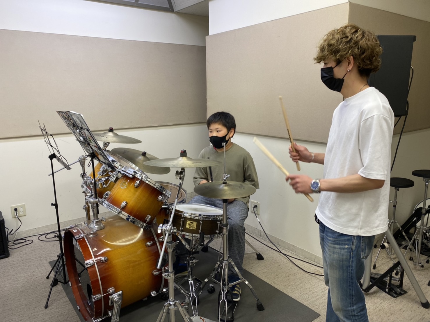 叩いてみると楽しい楽器ですよ!よく聴くあの曲を叩けるようになって、一緒に音楽の楽しさを体感しましょう!