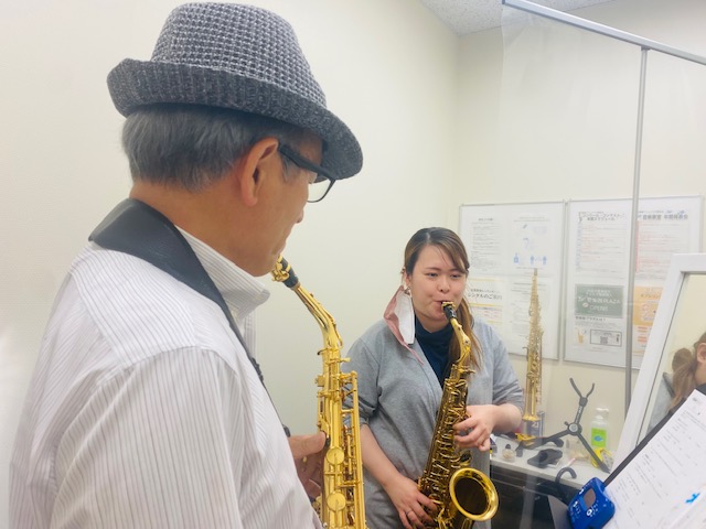 経験者の方には悩みや癖の解消を中心にレッスンしています。 ご自身やご家族様の結婚式で演奏したい1曲や、部活動や楽団で取り組んでいる曲、 サクソフォンの演奏技術や奏法を身につけたいなど、 様々な目標で通われておりますので、 お一人おひとりに合わせた内容で構成していきます。