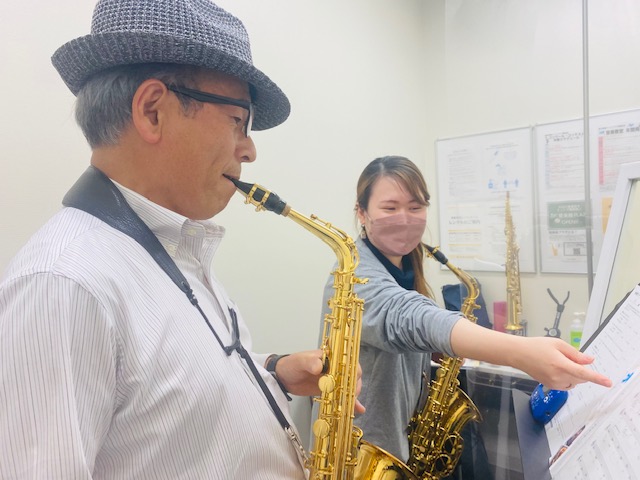 レッスンで一番大切にしていることは音色です。 演奏者である生徒様にとっても、演奏を聴いていただく方にとっても、 心地の良い音色を基本にして、さまざまな曲に応用できるようレッスンを行います。