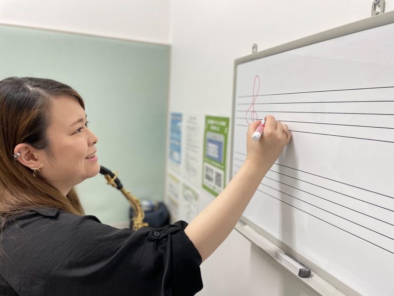 Q1.楽器を始めたきっかけは何ですか？ 中学入学時に友人に誘われ吹奏楽部に入部したことがきっかけです。 Q2.好きな音楽、アーティストは何ですか？ クラシックやjazz，popsなんでも好きです。 Q3.得意なジャンルは何ですか？ クラシックメインですが昭和〜最新の歌謡曲です。 Q4.どのようなレッ […]