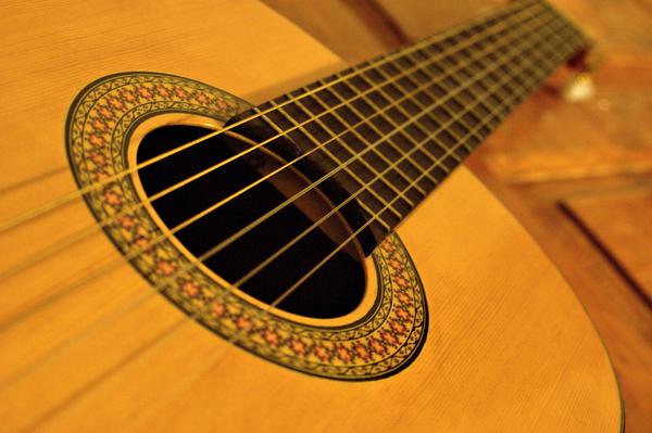 クラシックギターの弦って… 「ナイロン弦」、「ガット弦」、どちらもクラシックギターの弦の通称ですが、もともとはヴァイオリンなどと同様に羊腸「ガット」で弦を作っていたのが始まりです。戦後になり、より経済的で長持ちする「ナイロン」で弦が開発され、今ではこちらが一般的です。クラシックギターの温かい音色と豊 […]