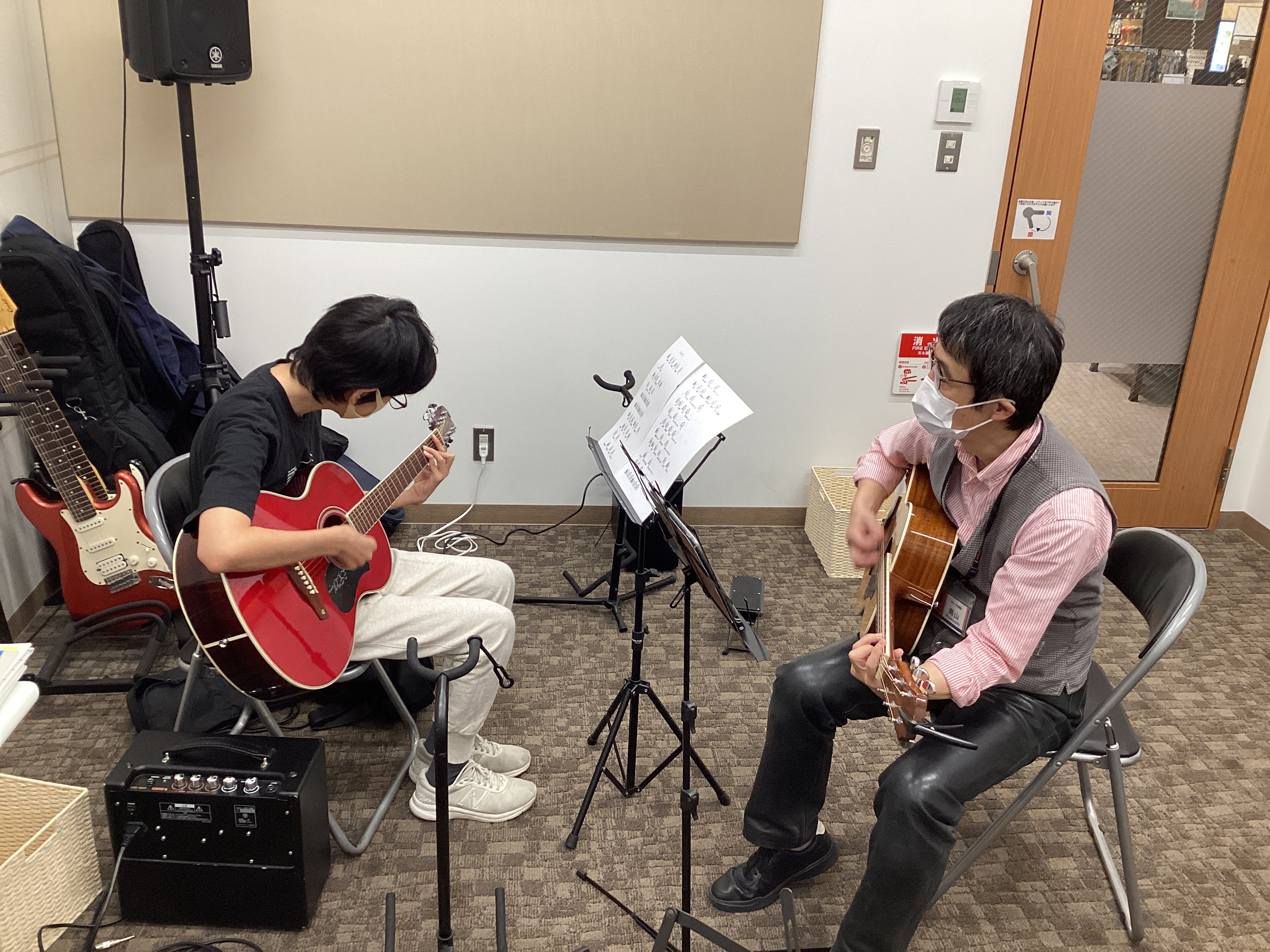 Q1.楽器を始めたきっかけは何ですか？ 高校生の時に、友達に誘われて文化祭に出るために、始めました。 Q2.好きな音楽、アーティストは何ですか？ ジャズが好きです。ウエス・モンゴメリーが好きです。 Q3.得意なジャンルは何ですか？ ジャズです。 Q4.どのようなレッスンを心掛けていますか？ 初心者に […]