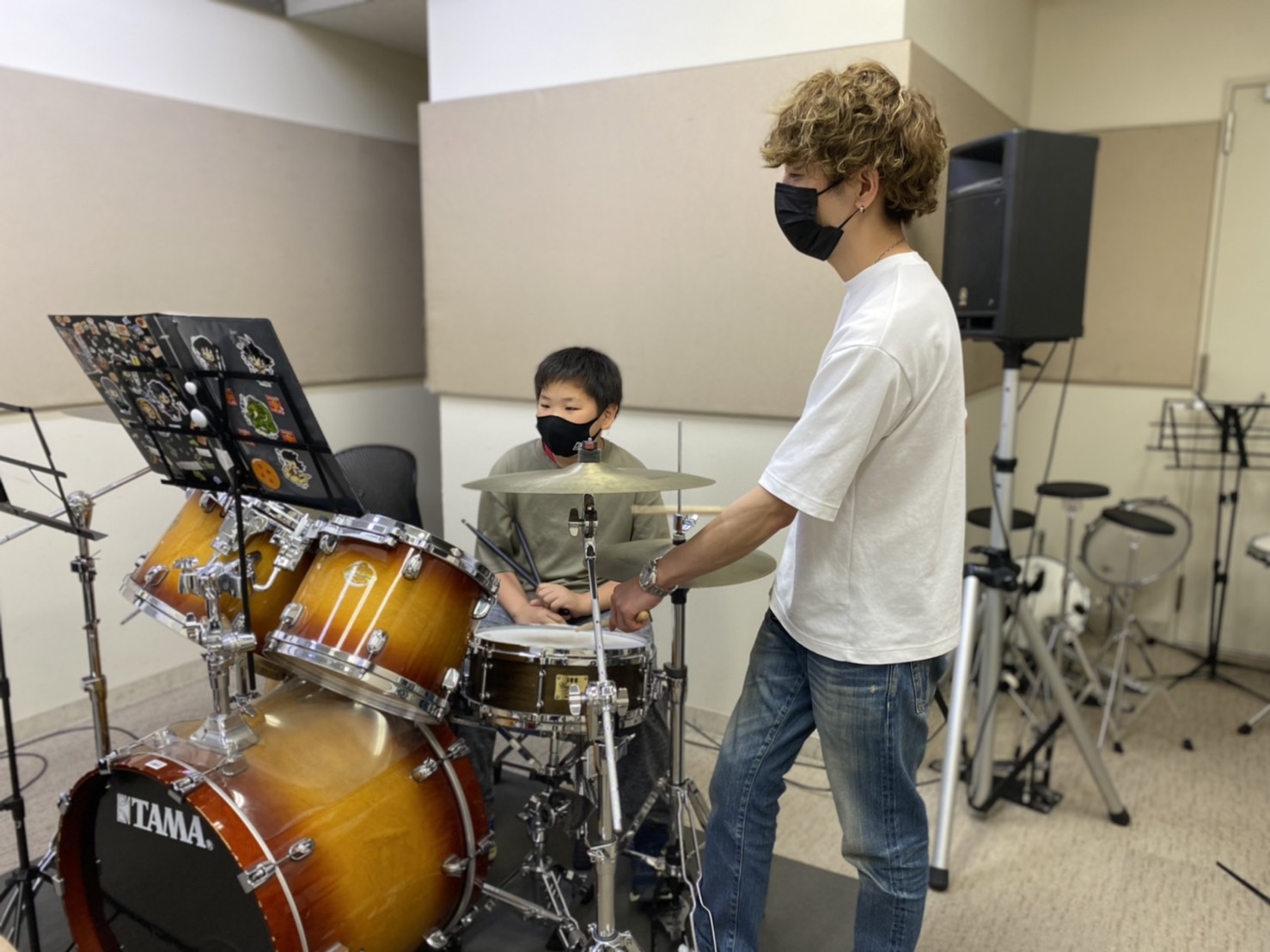 Q1.楽器を始めたきっかけは何ですか？ 元々ギターやドラム演奏に興味があり、地元の音楽教室にドラム教室があることを知って通い始めました。 Q2.好きな音楽、アーティストは何ですか？ 絶対にこれといったものはないですが、J-POP・ジャズ・クラシックなどジャンルにとらわれず幅広く好きです！ Q3.得意 […]