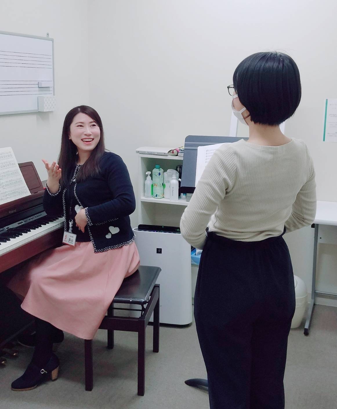 声楽をしている副産物が美容かなと思います。 顔の筋肉と腹筋背筋など、普段使っているようで使わない筋肉をどんどん使うからです。皆さん真冬でも汗をかいています。いつも一番汗をかくのは私ですが・・・笑。 体も温まり、顔の筋肉は常に上です。 「顔の筋肉は上げて上げて~口角は下げない!上の歯10本見せてスマイル!目は大きく、姿勢正しく!肩上がらない!」と。こんな感じなので、皆さん普段の笑顔が先ず更に美しくなります。 顔の筋肉が鍛えられるので表情も豊かになりますし、自然と口角が上がり始めます。 発表会などを経験されると他人に見られるから、と舞台姿も美しく素敵になって行きます。このように、自然と美容に繋がっているように感じます。 レッスン中も鏡を前に、常に見られている意識を持つことと、ご自分の表情を見ていただいています。こんな日々の積み重ねで、元々素敵な皆さんがどんどん垢抜けていくように感じています。
