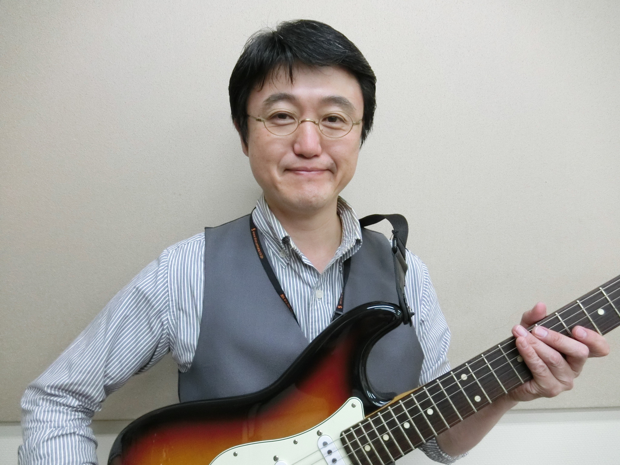 Q1.楽器を始めたきっかけは何ですか？ 高校の文化祭でバンドをやることになり、「じゃあ俺ギターね！」と真っ先に言いました(笑)レコードを聴いていて、やっぱりギターの音が一番目立つしカッコイイので、ギターをやりたいと思いました。 Q2.得意なジャンルは何ですか？ JAZZが得意です。が、オールジャンル [&hellip;]