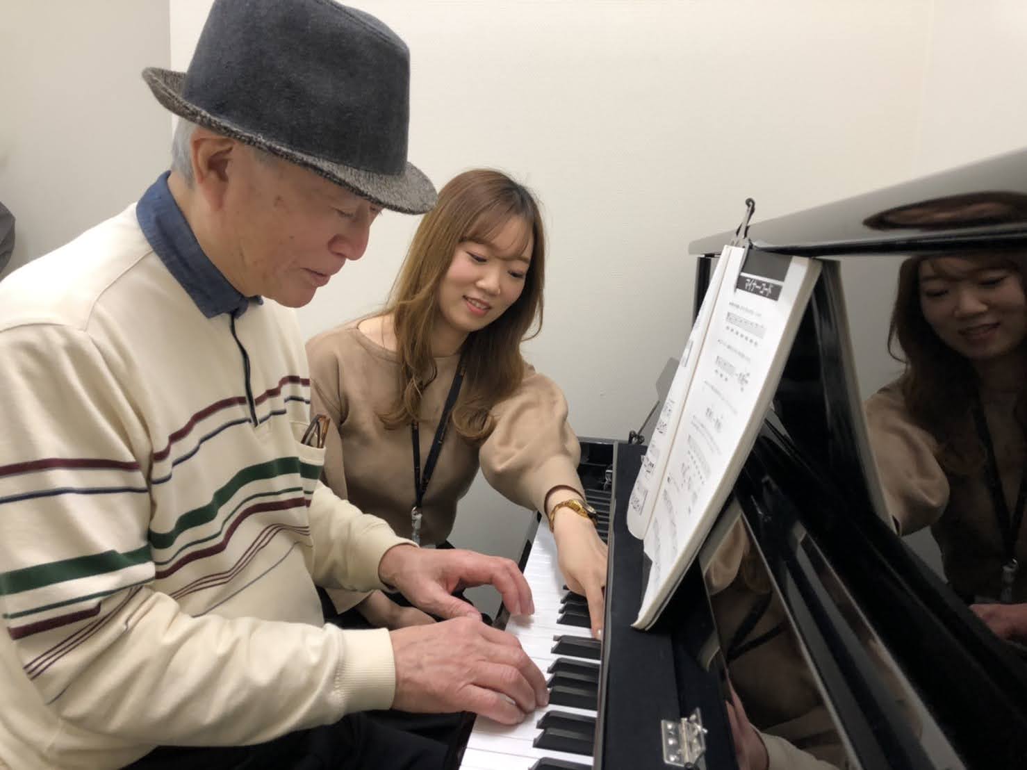 Q1.楽器を始めたきっかけは何ですか？ 幼少期から歌ったり踊ったりが大好きで、2歳の時に母のすすめで音楽教室に通い始めました。 Q2.好きな音楽、アーティストは何ですか？ クラシックでは特にショパンやラヴェルが好きでよく演奏しています。クラシック以外では藤井風が好きです！ Q3.得意なジャンルは何で […]