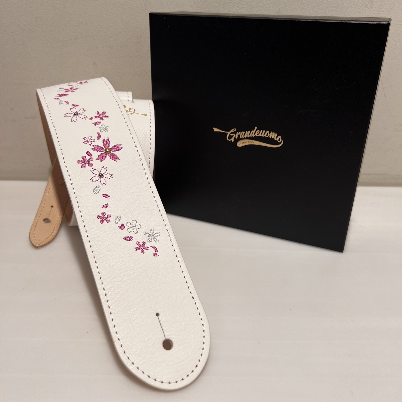 CONTENTSGrande uomo G-Standard Sakura Special【Mサイズ】この商品について技術者による安心のアフターフォロー特集ギターアドバイザーが楽器選びをサポート最新情報を手に入れよう音楽をもっと楽しみたい方は音楽教室がおススメ♪お問い合わせGrande uomo G […]