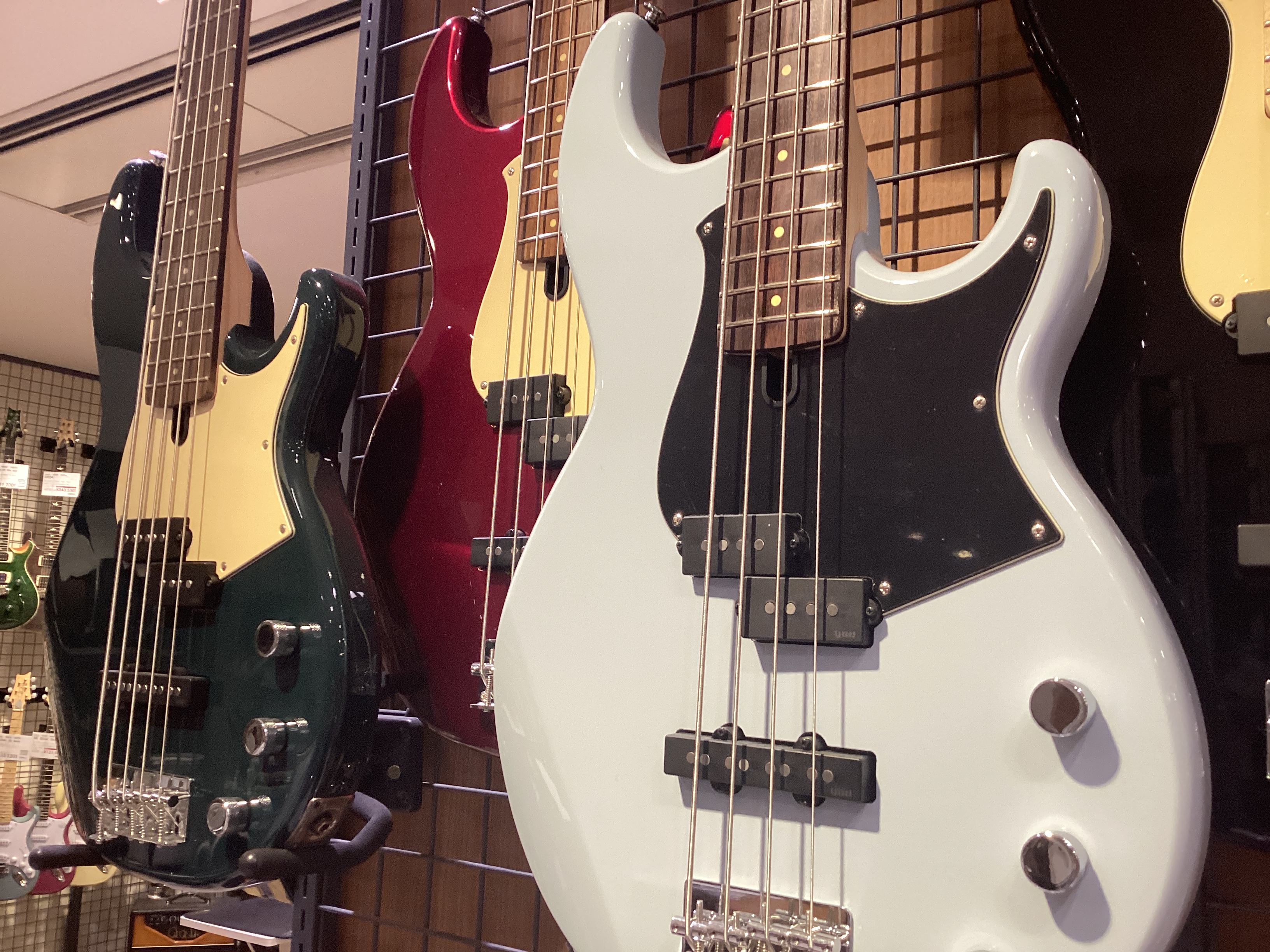 *人気のメーカーのベースを一度に比較し]]見て・触って・弾いて・聞いて体験出来る 当店では常時[!!80本以上!!]のベースを展示。初心者向けから、ハイエンドギターまで幅広く取り揃えております。もちろんすべてのベースは実際に弾いてお試しいただくことが可能です。 [!!「部活で必要」「趣味で始めたい」 [&hellip;]