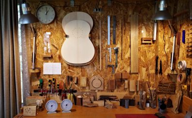 「アコギと出会う。」製作家工房訪問記 Vol.1【Mukae Guitars】