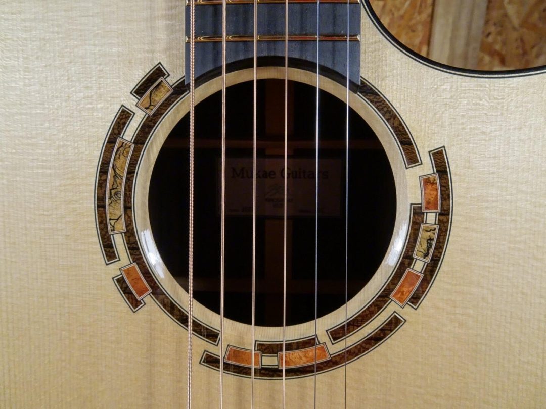 アコギファンの方もそうでない方もこんにちばんは。アミュプラザ博多店のアコギ担当荒木（アラキ）です！ 今回は前回からの続きの内容となっております。 まだ読まれていない方はこちらから！ さて、オーダーのお話です。 オーダーするにあたり向江氏の過去の作品も参考にしたり、師であるカナダの名工Sergei d [&hellip;]