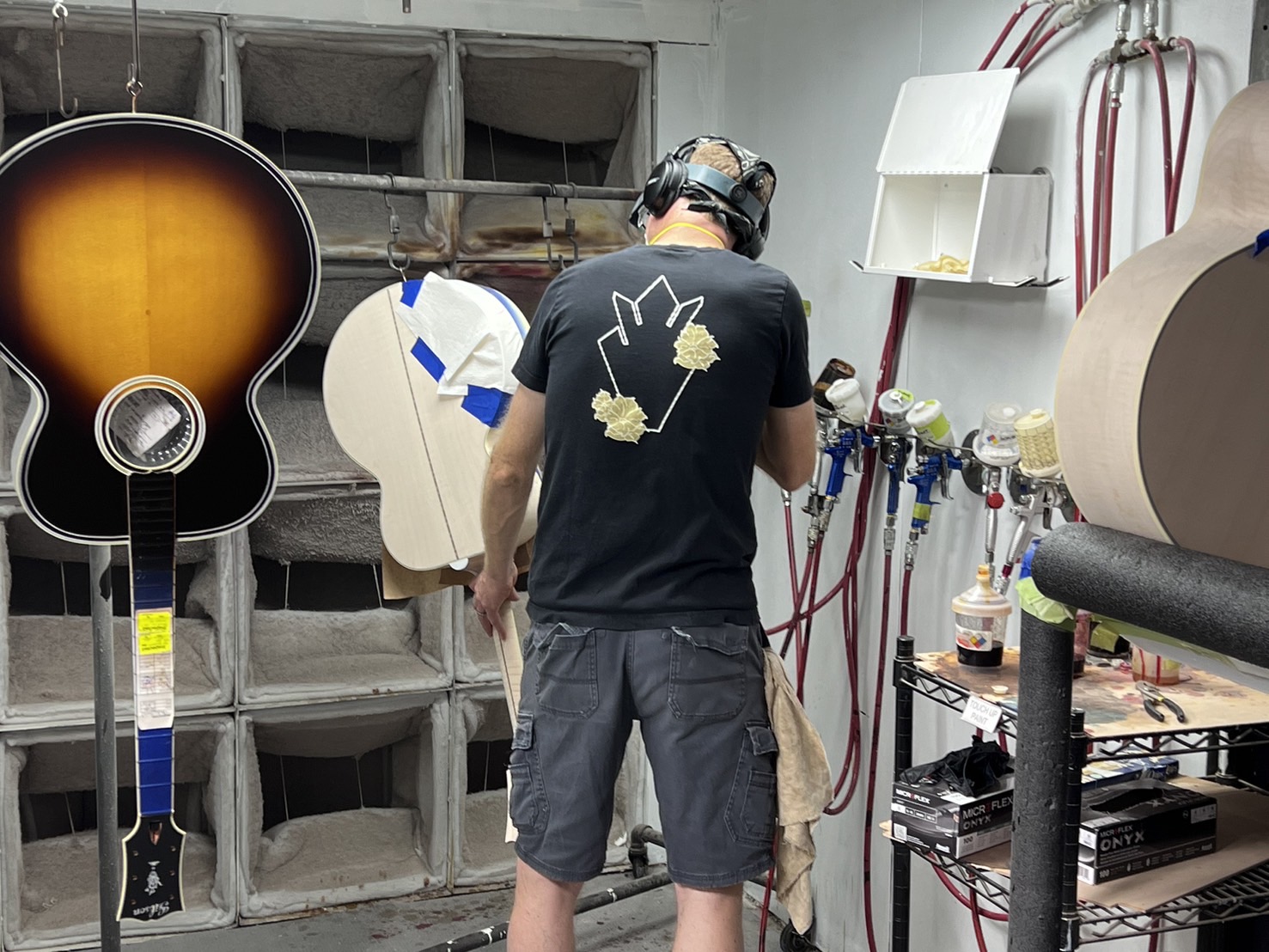 皆さんこんにちは。島村楽器アミュプラザ博多店の荒木です！前回のVol.1からの続きとなります！引き続きよろしくお願いいたします。 CONTENTSサイド作りGibson Pick UP！①ドームド・トップ＆バックGibson Pick UP！② ニカワ接着によるダヴテイル・ジョイント3.Spray/ [&hellip;]