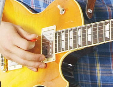 CONTENTS新入部員必見！軽音楽部のための楽器の選び軽音楽部について知ろう部活で活躍するための楽器選びとはこれからギターを始める方におすすめ！部活で使えるギターの選び方価格帯別特長部活動におすすめのギター紹介最新情報を手に入れよう音楽をもっと楽しみたい方は音楽教室がおススメ♪新入部員必見！軽音楽 [&hellip;]