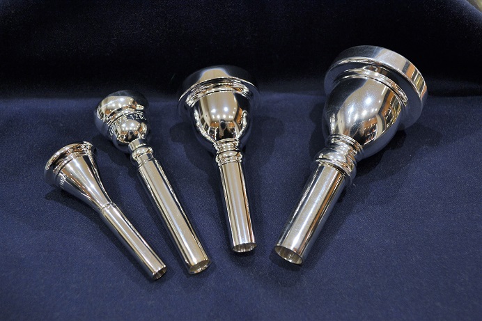 当店マウスピースコーナーの特徴 選定の際はご自分で普段お使いの楽器をお持ち頂くとより比較しやすくおすすめです。試奏室のご予約も承っておりますので、お気軽にお問合せください。※在庫状況は随時変わりますので、ご指定の品番を試奏ご希望の場合は事前にご連絡いただくことをおすすめします。ない商品は、お取り寄せ [&hellip;]