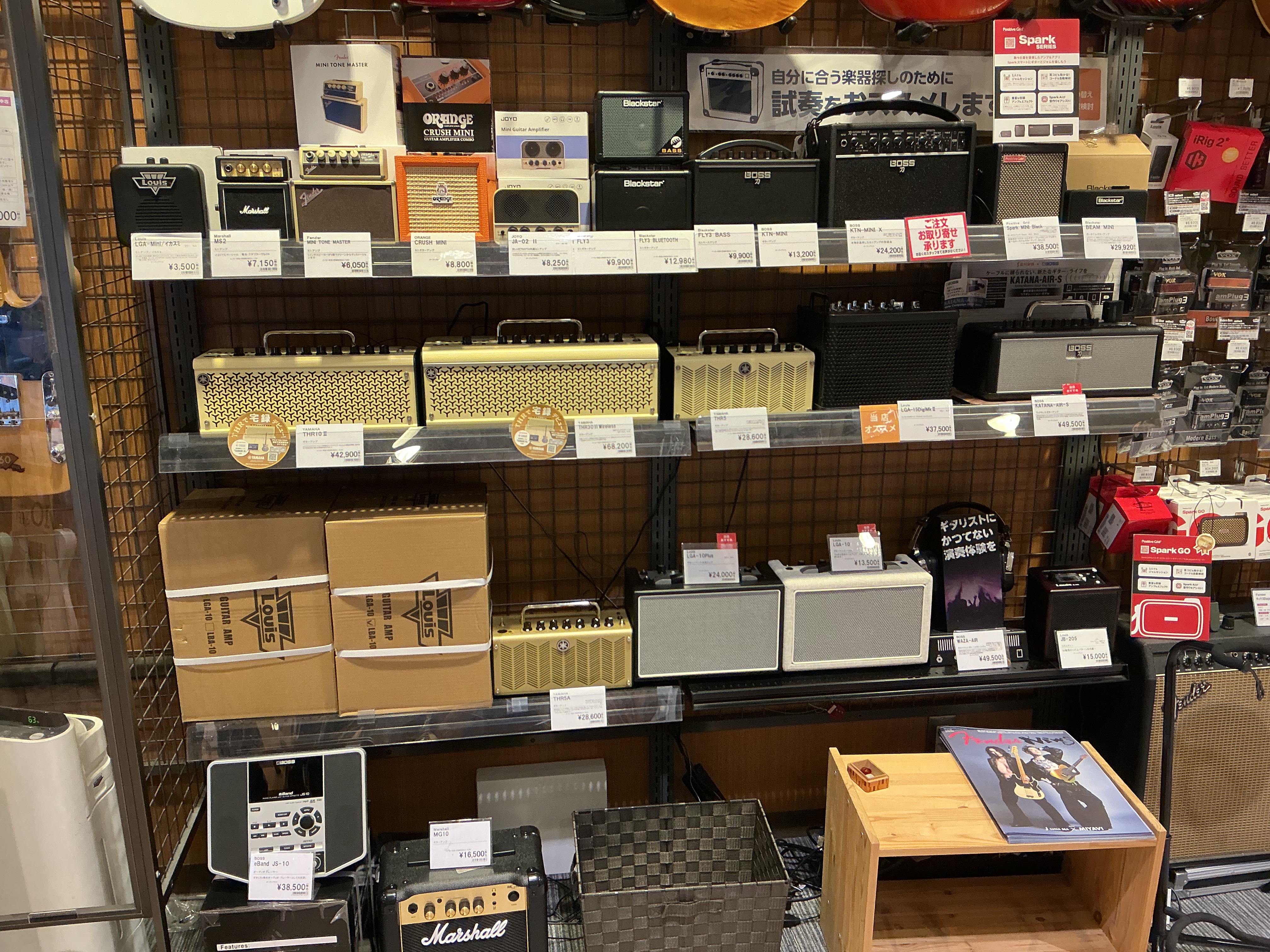 当店では常時10台以上のアンプをラインナップ！もちろんアンプは実際に弾いてお試しいただくことが可能です。お客様の演奏を楽しみたいシーンや場所に合わせて最適なモデルをご紹介させていただきます。もちろんアンプは実際に弾いてお試しいただくことが可能です。※ない商品は、お取り寄せ可能です CONTENTSラ [&hellip;]