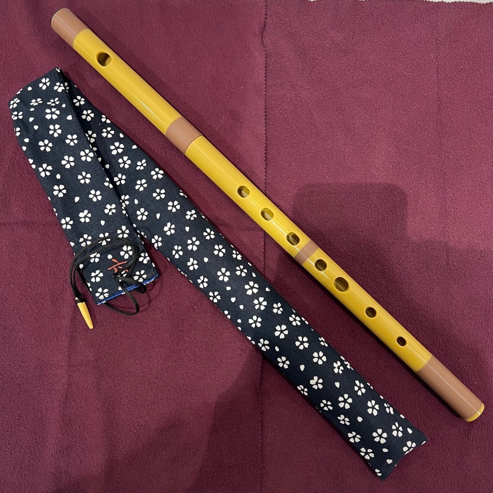 篠笛（しのぶえ）は、日本の伝統楽器として多くの人々に愛されています。その中でも、初めて篠笛を手にするなら、八本調子（C調）がおすすめです。この記事では、八本調子の特長や初心者におすすめの理由を詳しく解説します。 八本調子（C調）とは？ 篠笛は「調子」と呼ばれる音階の単位で分類されます。その中で、八本 [&hellip;]
