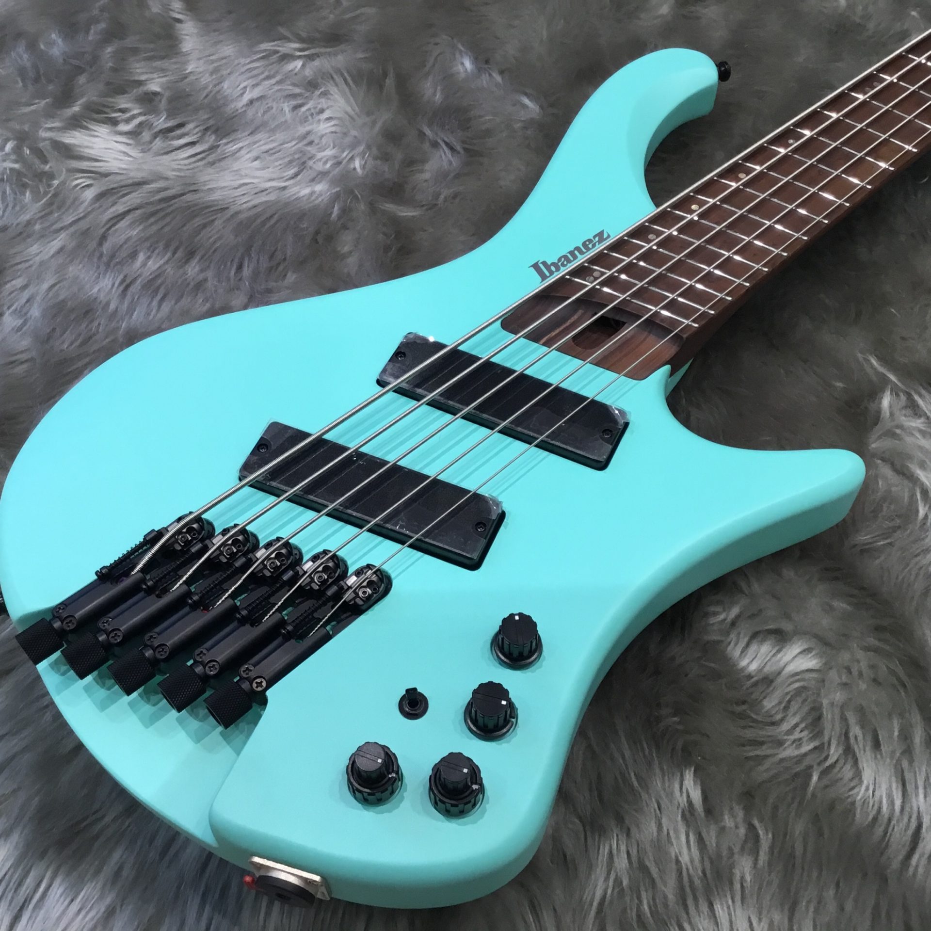 *5弦のファンフレットベース入荷！　　　　 【Ibanez】の【EHB1005MS】が当店にも入荷しました！ 店頭では実際にお試しいただけます。 ぜひお気軽にご来店ください！ |*ブランド|*型名|*定価(税込)|*販売価格(税込)| |Ibanez|EHB1005MS|￥173,250|[!￥13 […]