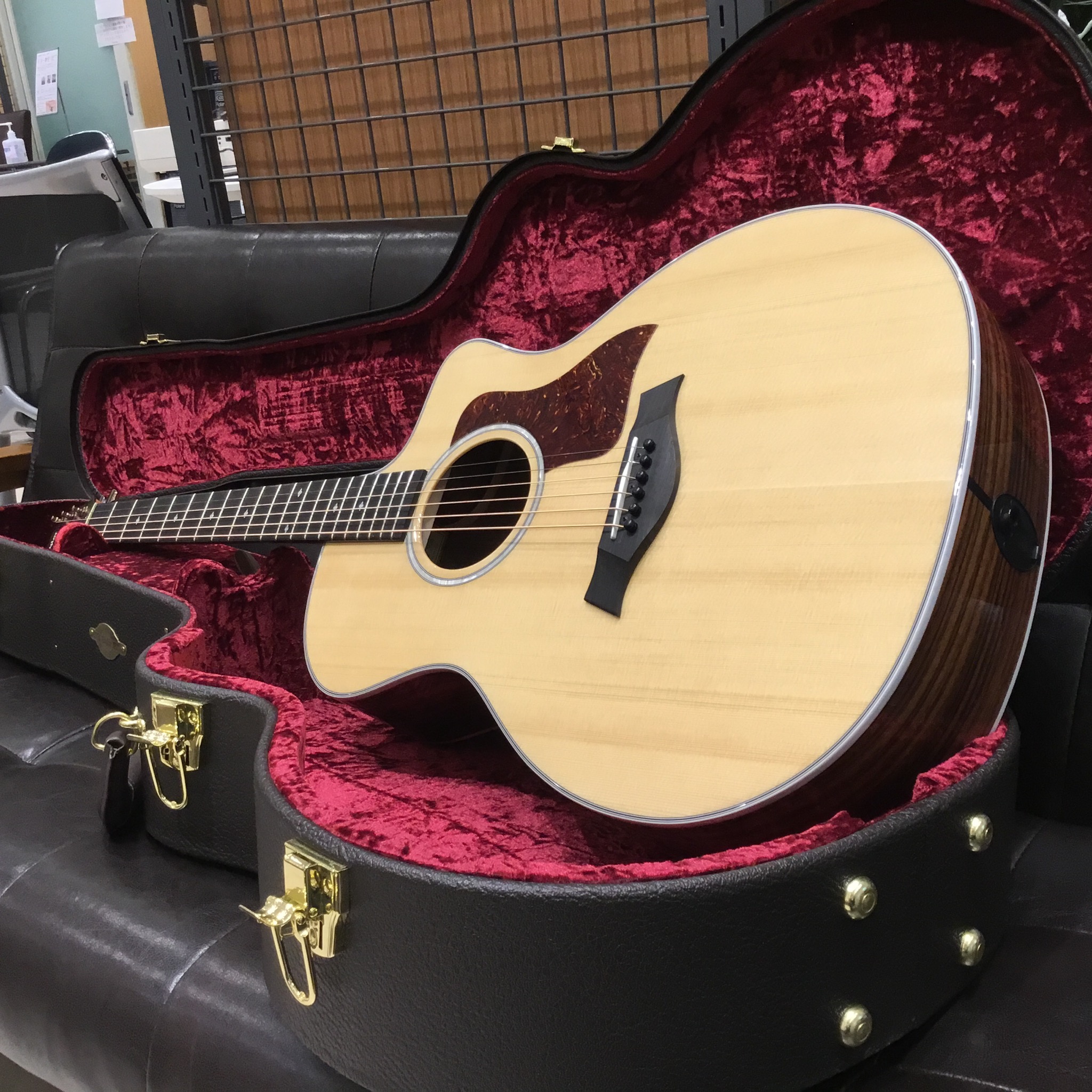 【アコギ】Taylor人気機種、いい杢目個体入荷してます！！！