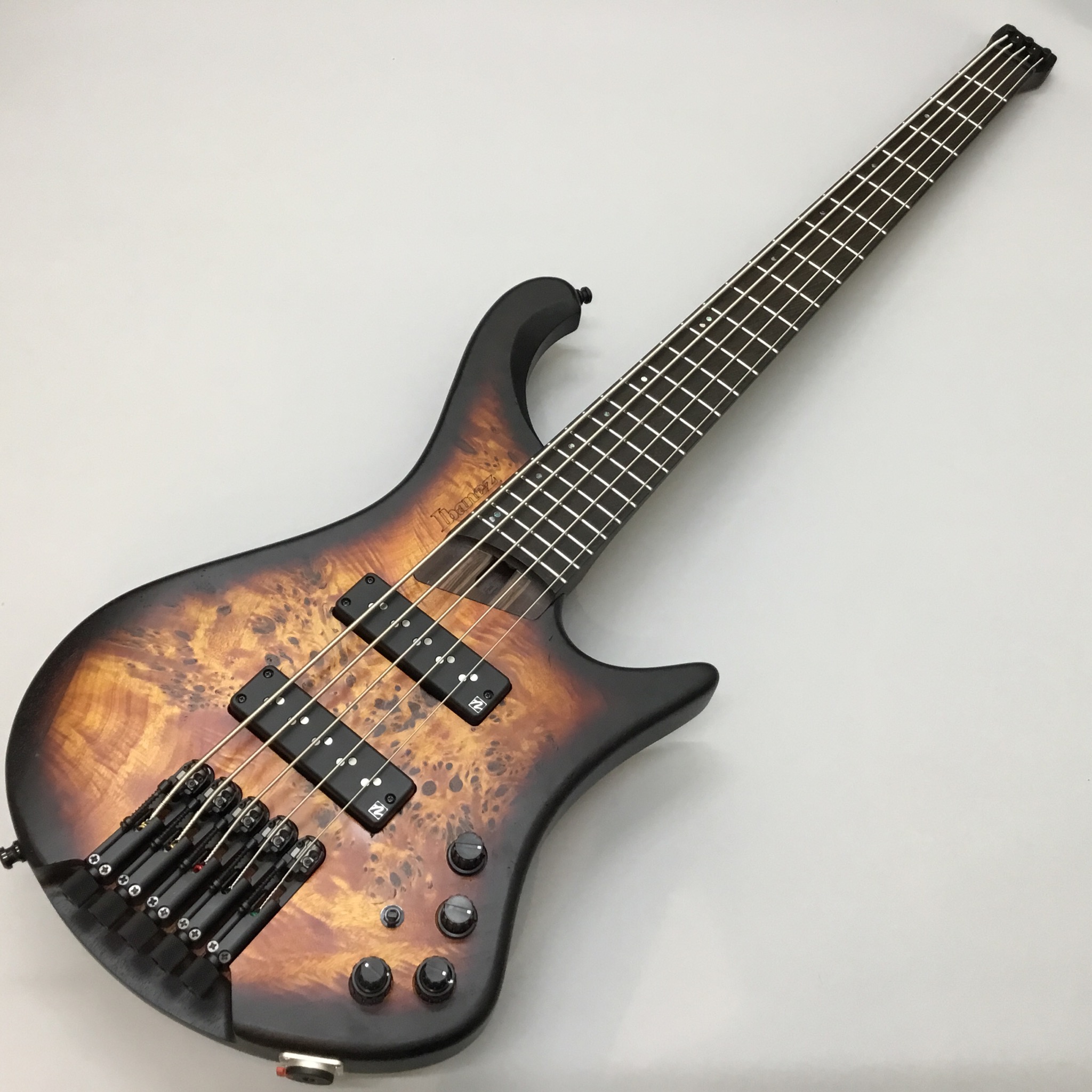 *トップ材のポプラバールが目を引く5弦のヘッドレスベースが入荷しました！ 【Ibanez】の【EHB1505】が当店に再入荷しました！ 店頭では実際にお試しいただけます。 ぜひお気軽にご来店ください！ **EHB1505のスペック -立奏/座奏を問わず完璧なバランスで奏者に収まるよう、人間工学に基づ […]