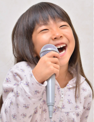 ●キッズヴォーカル<br />
楽しみながら音楽の基礎と歌唱法をレッスンし、曲とリズムに合わせたパフォーマンスを身につけます。<br />
正しい音感とリズム感の習得、表情豊かに歌うための自然な発声、五線譜の理解、簡単な楽譜の理解を学びます。