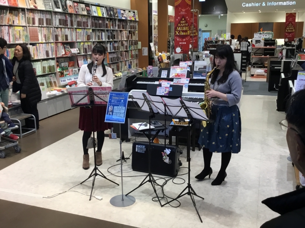 12月17日に店頭で開催しました、音楽教室講師によるミニコンサートの様子です。