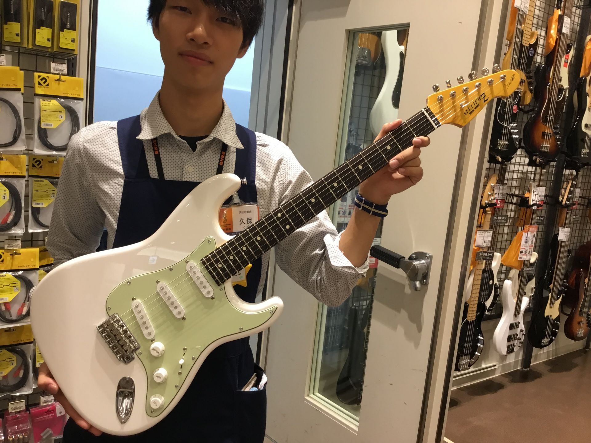 Atelier Z Unison Square Garden斎藤宏介 Vo Gt のサイン入りモデル L E S 入荷しました イオンモール浜松市野店 店舗情報 島村楽器