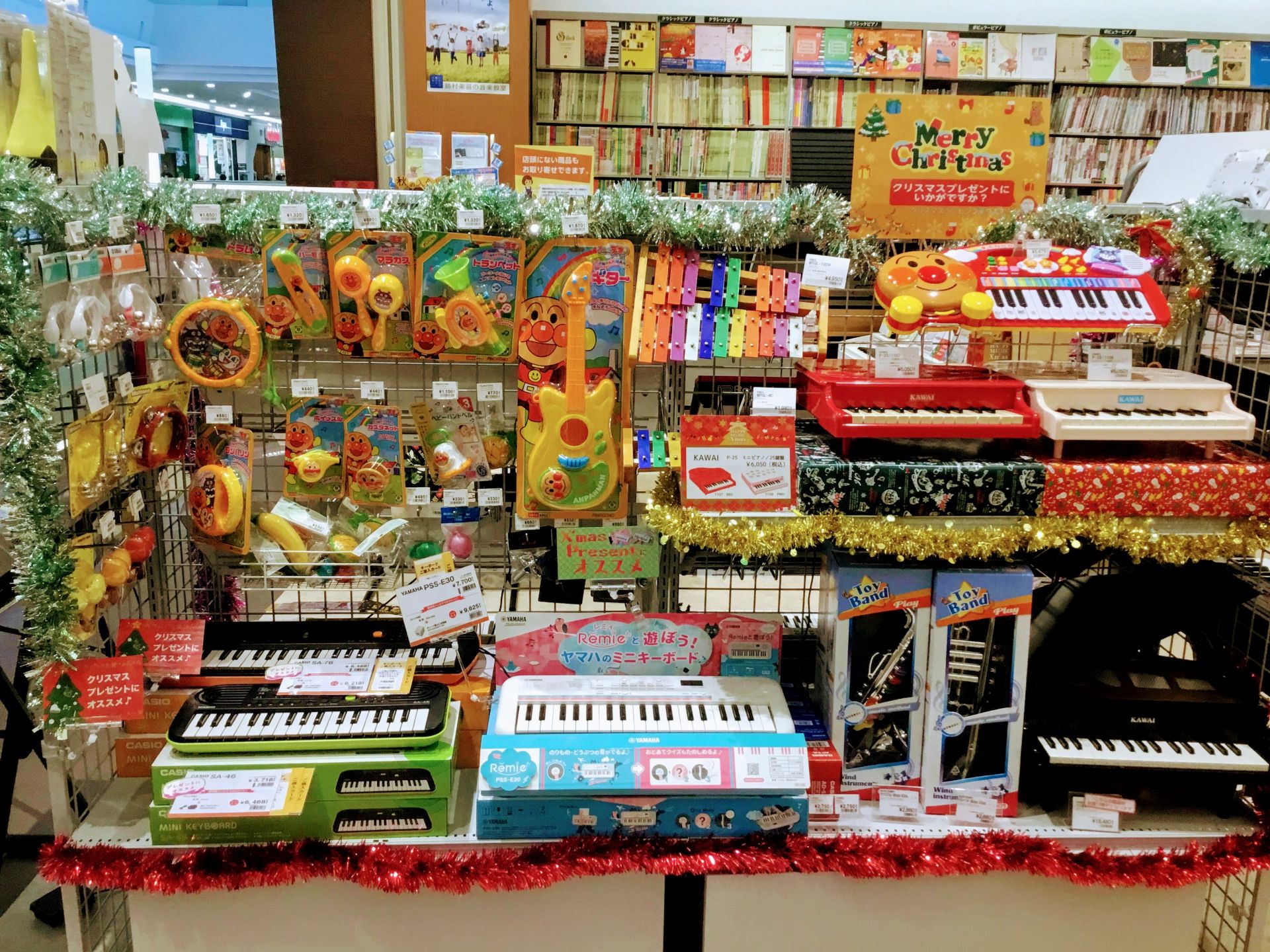 *もうすぐクリスマス☆プレゼントのご用意は当店で！ お子様はもちろん大人もウキウキするクリスマスがやってきますね。今年のクリスマスプレゼントは音楽を送ってみませんか？ギターやピアノはもちろん、お子様向けの楽器玩具も多数取り揃えております。 **ミニピアノ ***KAWAI　P-25 |*型名|*販売 […]