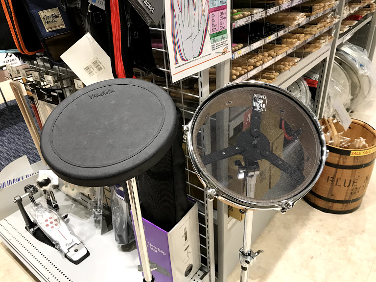 自宅でも本物に近い叩き心地で練習をするために開発されたのがドラムパッドです。]]今回は浜松市野店にあるドラムパッドをご紹介します！！ **YAMAHA/TS01S 吹奏楽部員からドラマーまで人気のドラムパッドです。]]リーズナブルな価格かつスタンド付きで、椅子に座った時の演奏・立った時の演奏両方の練 […]