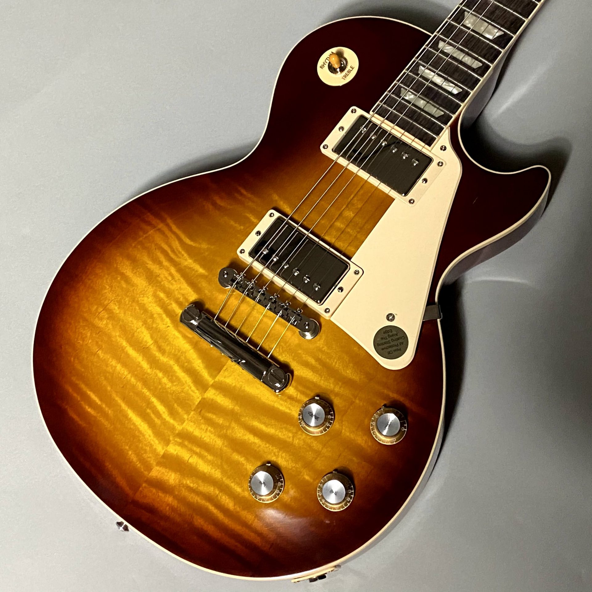 *人気のIce Tea Burst！ 【Gibson】の【Les Paul Standard '60s】が入荷しました！ ピックアップはBurstbucker '61を搭載しホットなサウンド！]]ウェイトリリーフなしのソリッドマホガニーボディです。 グローバータイプのペグです。]]チューニングの安定 […]