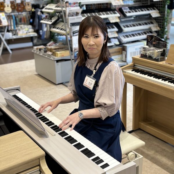 担当：永田<br />
<br />
10年以上ピアノ担当をしております。<br />
電子ピアノはメーカー・価格共に沢山種類があり何を選んだらよいのか、一台一台の違いをわかりやすく丁寧にご案内します。<br />
私と一緒に素敵な一台を見つけましょう！