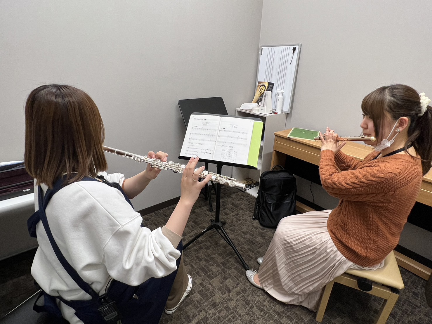 CONTENTSフルート教室体験今回レッスンをして下さった先生はこの方！体験レッスンスタート！体験レッスン終了！お問い合わせフルート教室体験 みなさんこんにちは！羽生店の管楽器アドバイザーの髙島です🎷 中高6年間吹奏楽部でサックスを吹いていて、専門学校では管楽器リペアを学んでいたのでフルートは少し音 […]
