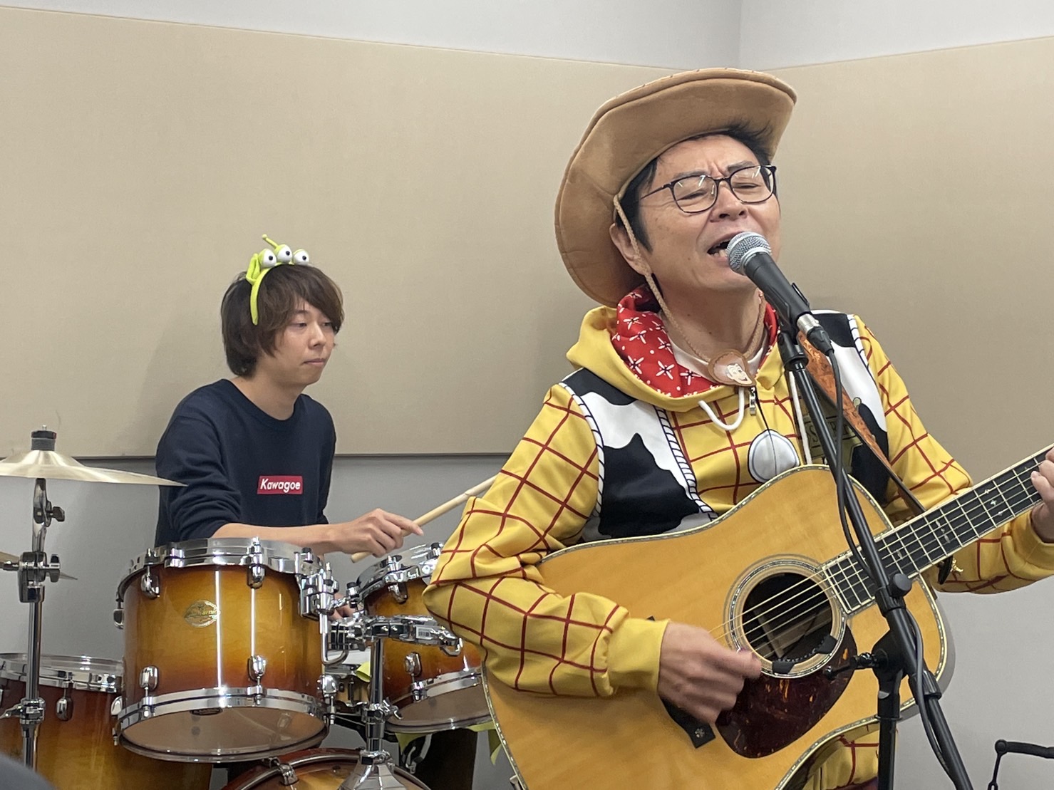 こんにちは！羽生店の長谷川です。羽生店初のハロウィンライブを行いました。とても楽しい会になったかなと思うので早速ご紹介していきたいと思います！ CONTENTS1組目　スタッフx高校生バンド　さん2組目　阿久津 実　さん3組目　USAGI-YA　さんまとめ1組目　スタッフx高校生バンド　さん 最初は […]